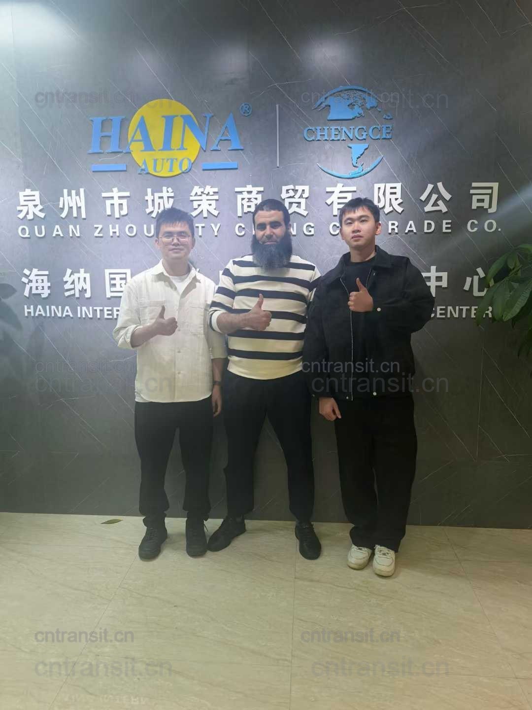 Customer visiting the HainaAuto team