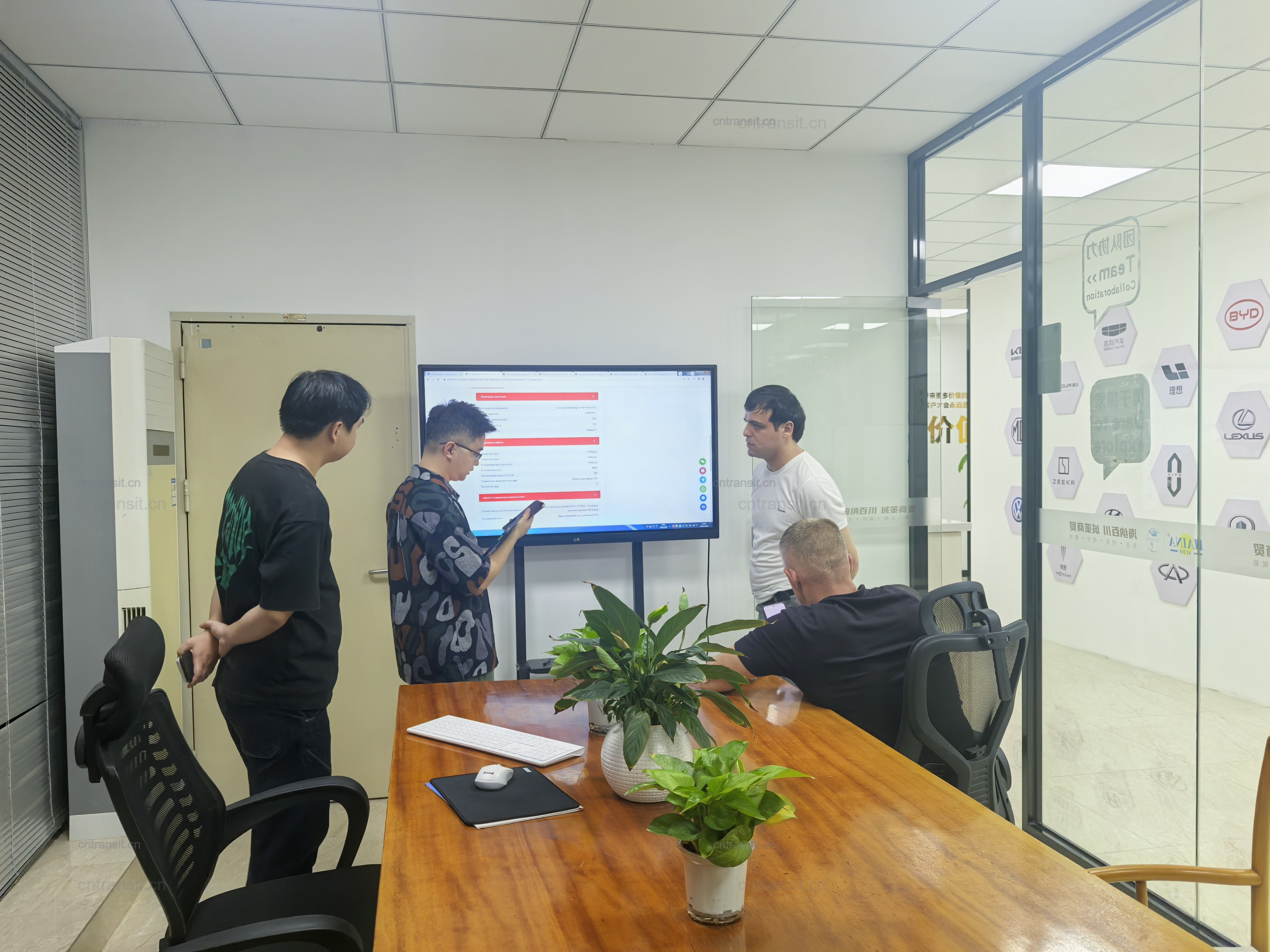Customer visiting the HainaAuto team