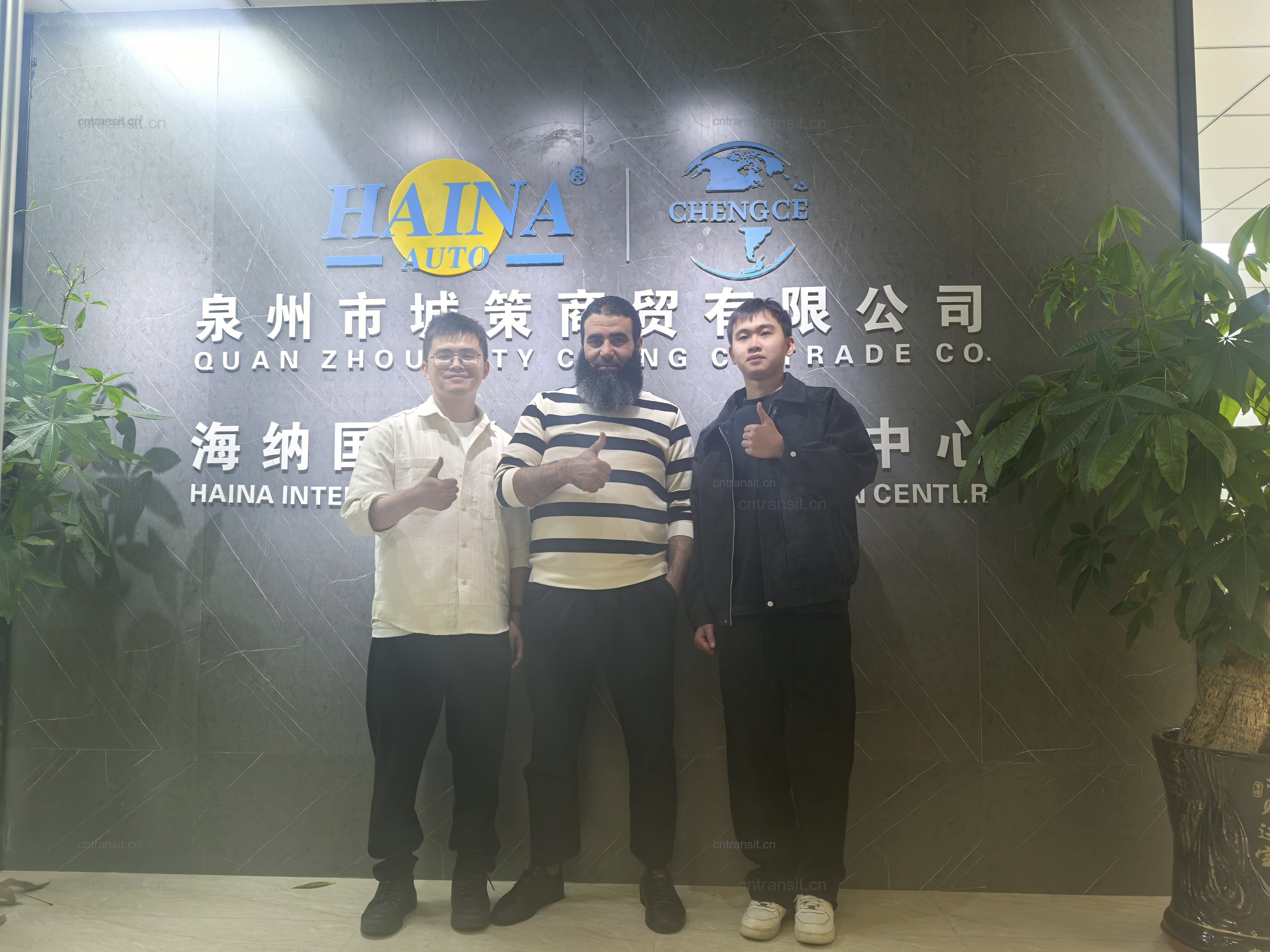 Customer visiting the HainaAuto team