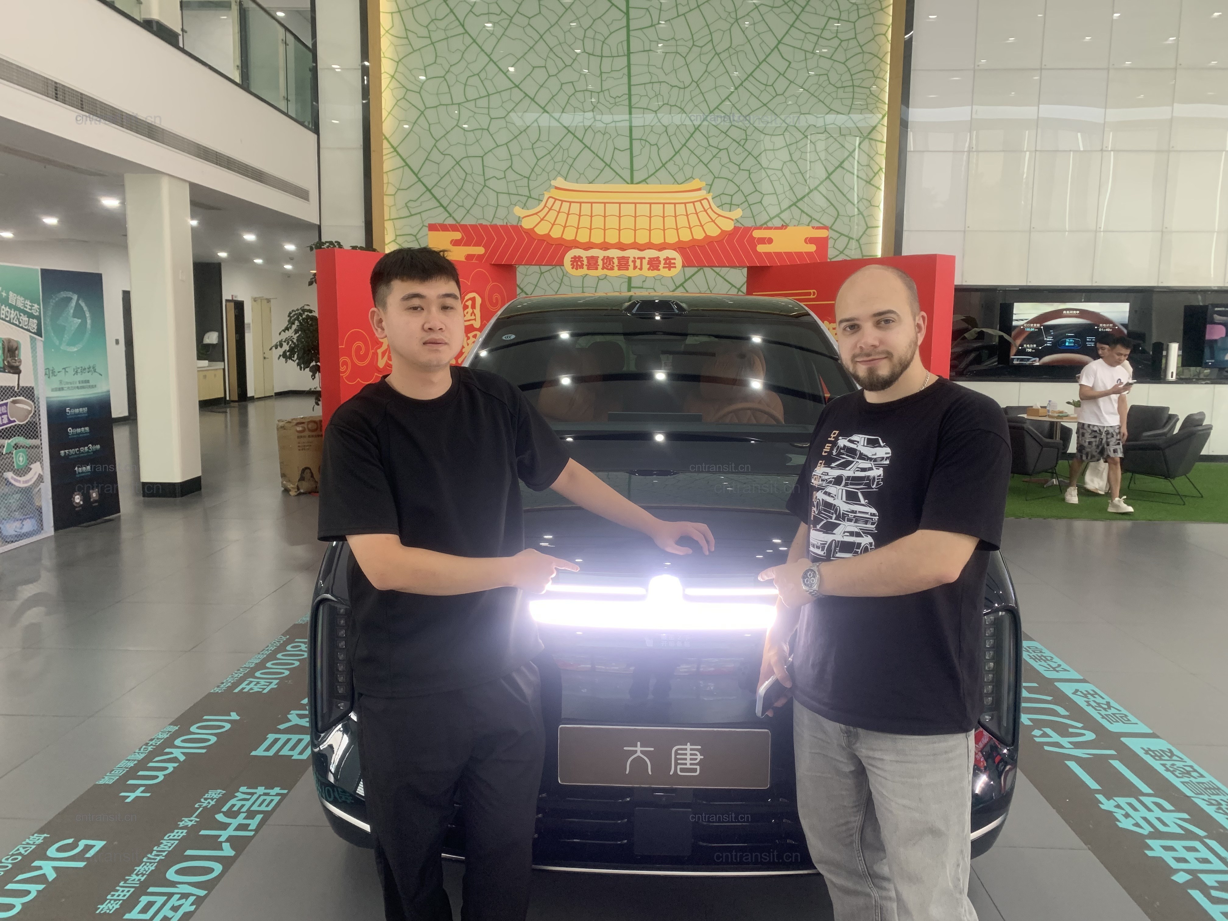 Customer visiting the HainaAuto team