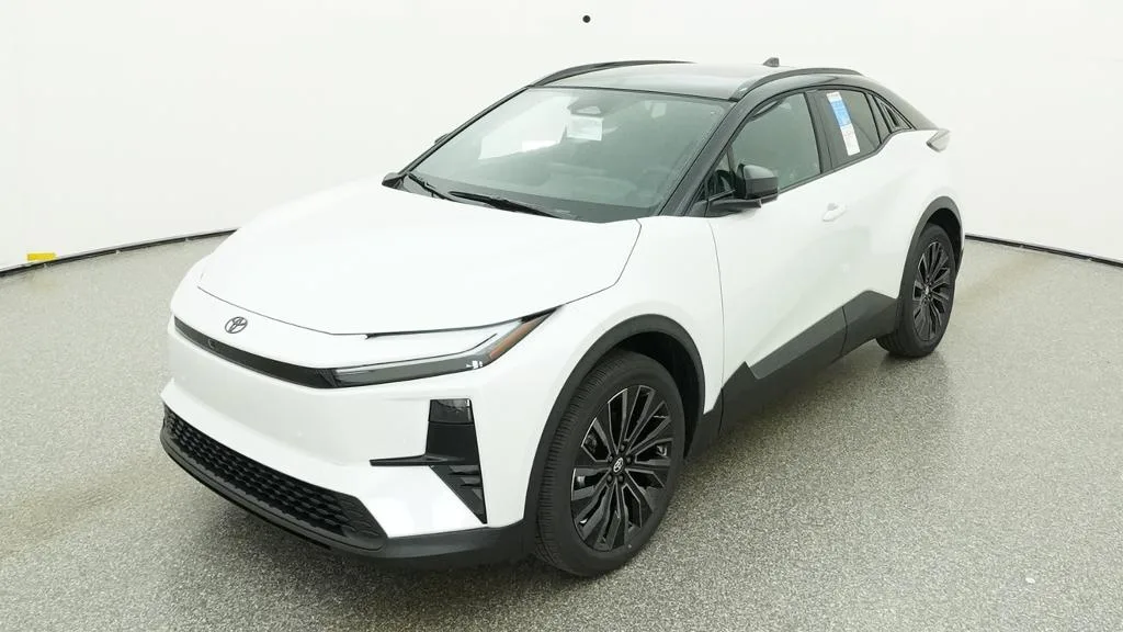 2026 Toyota C-HR XSE, photo 1 of 3