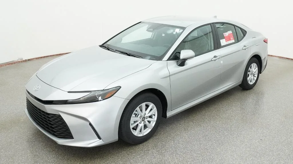 2026 Toyota Camry LE, photo 1 of 3
