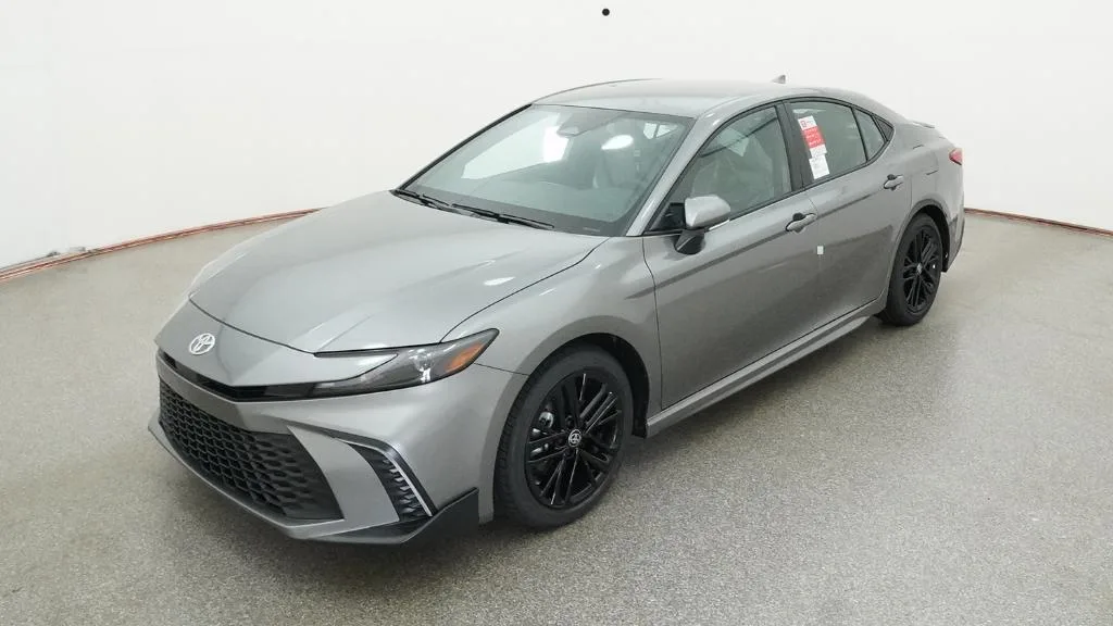 2026 Toyota Camry SE, photo 1 of 3