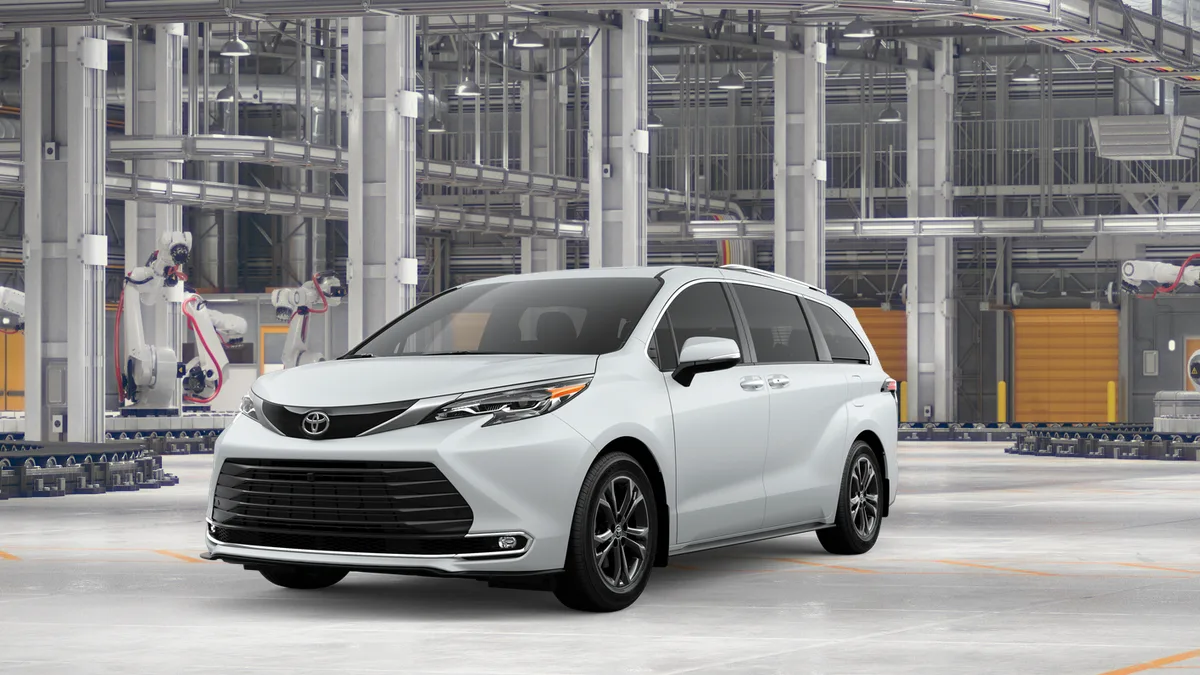 2026 Toyota Sienna Platinum, photo 1 of 3