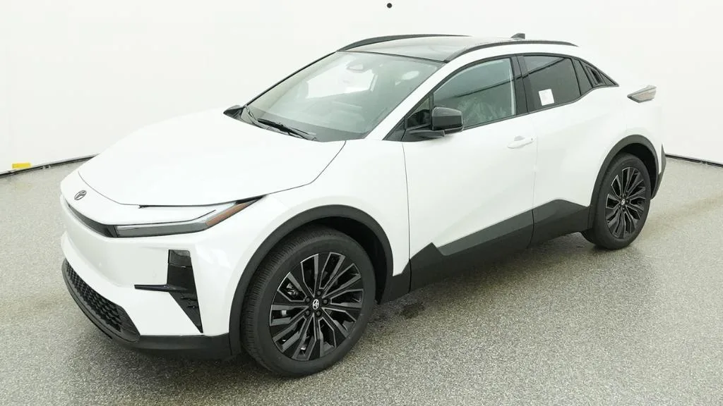 2026 Toyota C-HR XSE, photo 1 of 3