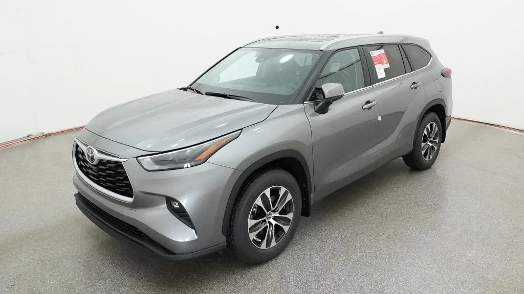 2026 Toyota Highlander XLE, photo 1 of 3